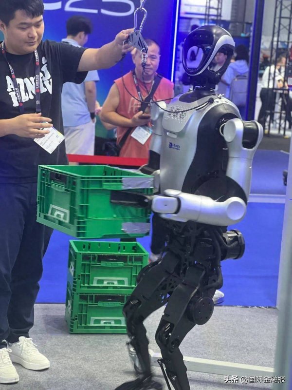 浩源配资 MWC 人形机器人集结号：从技术秀到大规模落地，还差几块拼图？｜直击MWC上海2025