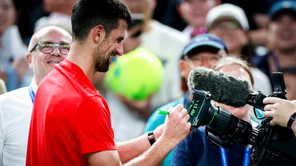 公牛配资 上海网球大师赛｜晋级四强，德约科维奇这次写下“福”字：中国球迷推着我前进